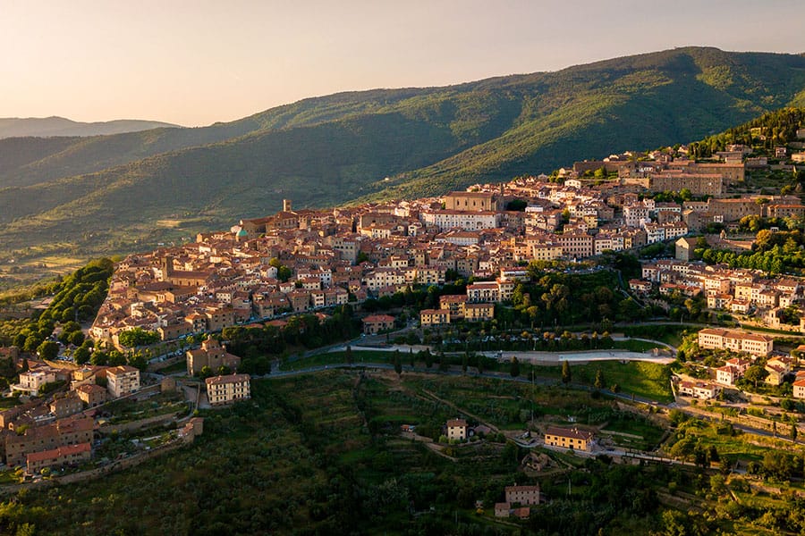A guided tour of the religious places of Cortona